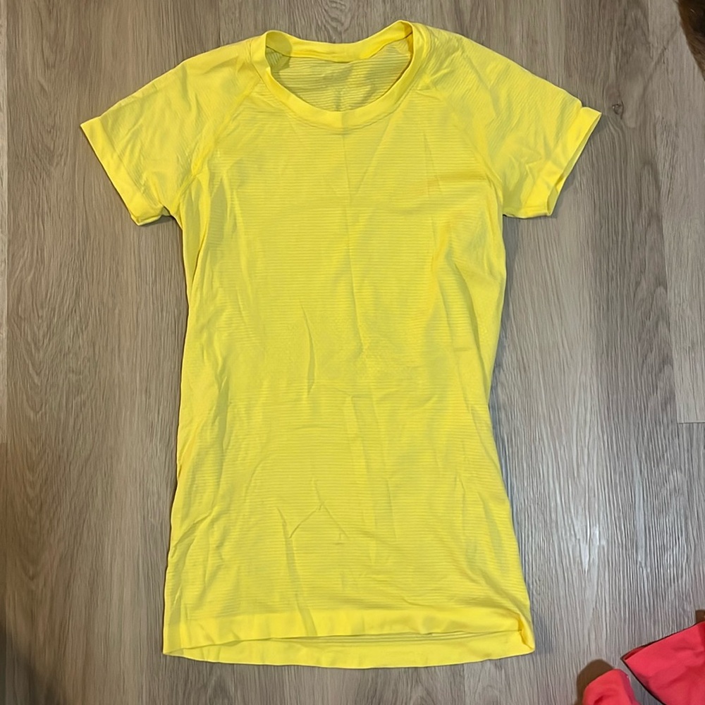 Beaming yellow swiftly tech short sleeve hip length lululemon size 6